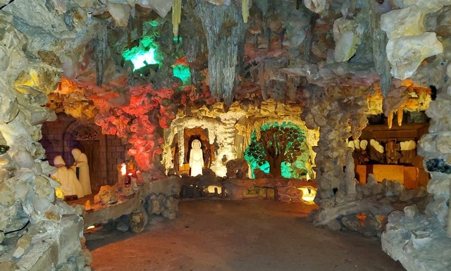 Photo Credit Darrell Powers (Atlas Obscura User) / https://www.atlasobscura.com/places/the-crystal-shrine-grotto-memphis-tennessee